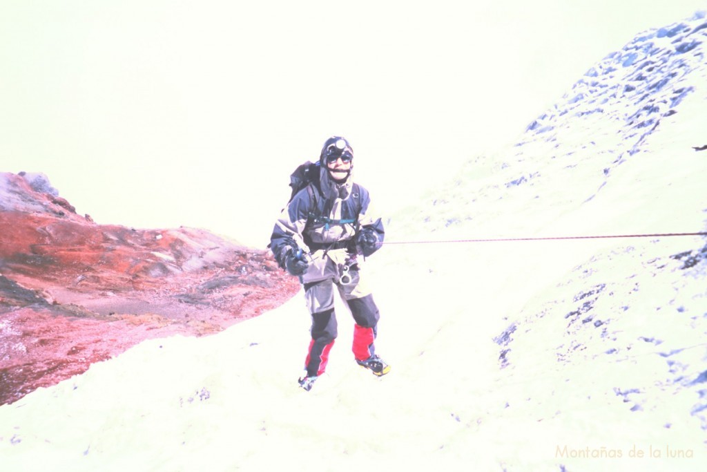 Joaquín bajando en rapel del Glaciar Thielmann